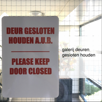 2022-07-26, galerij deuren gesloten houden a.u.b. - deBergen5.nl